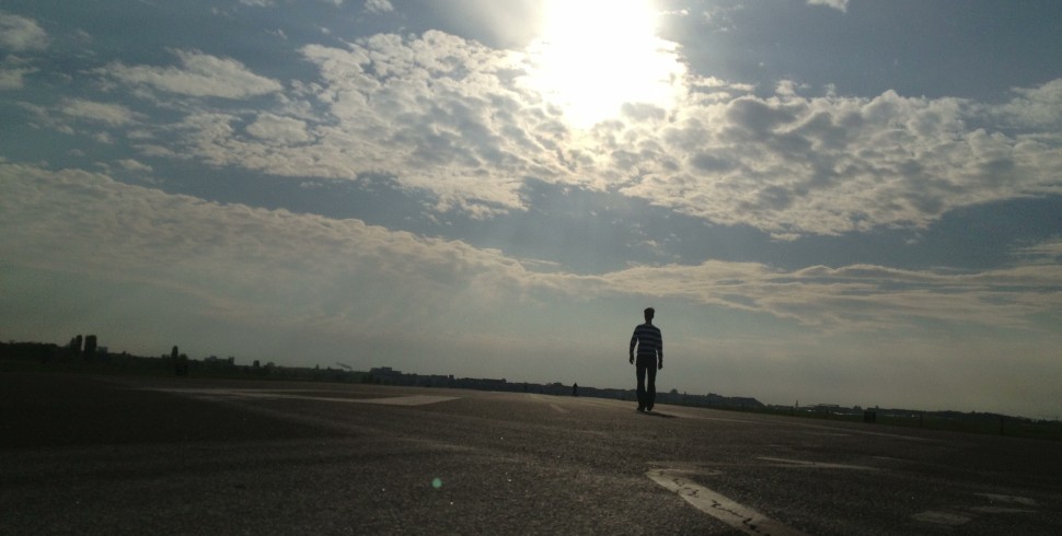 Morgenspaziergang auf der Runway 09R des Flughafen Berlin Tempelhof: Check